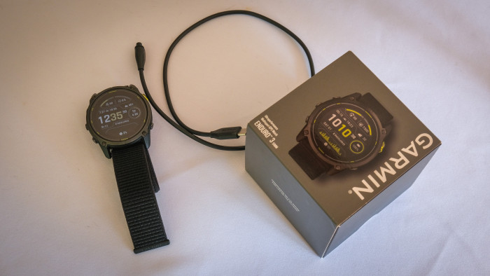 Außer einem Ladekabel und der Uhr befindet sich nichts weiter relevantes in der Packung. (Bild: Steinlechner / Golem.de)