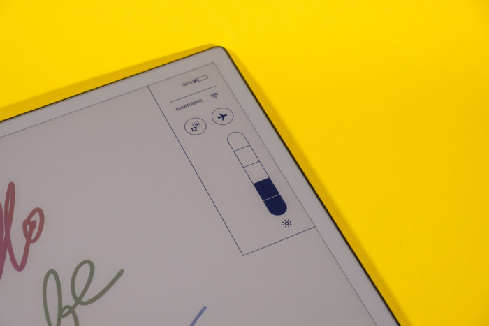 Neu ist die eingebaute Hintergrundbeleuchtung, deren Helligkeit manuell geregelt wird. (Bild: Tobias Költzsch/Golem.de)