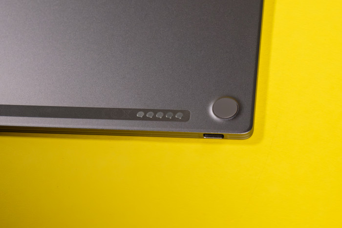 Über die Pins erfolgt die Kommunikation mit der Tastatur. (Bild: Tobias Költzsch/Golem.de)