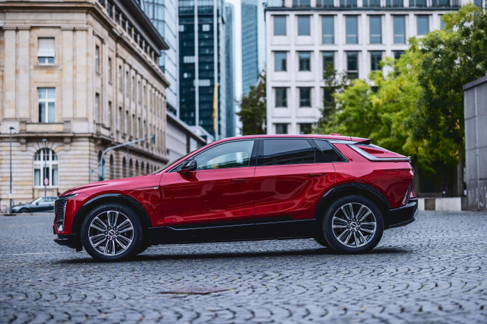 Der Lyriq ist gut 5 m lang, 1,98 m breit und 1,62 hoch.  (Foto: Cadillac)