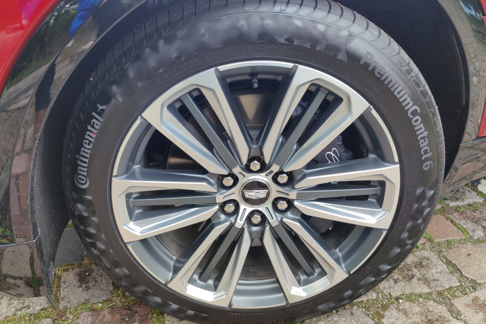 Die Varianten Lyriq Sport und Luxury unterscheiden bei den Felgen und dem Kühlergrill.  (Foto: Friedhelm Greis/Golem.de)