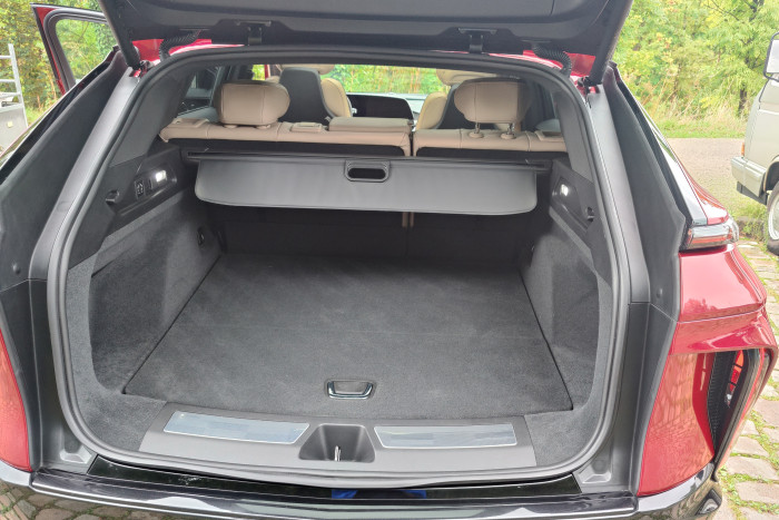 Das Kofferraumvolumen beträgt 588 Liter, bei umgeklappten Rücksitzen sind es 1.687 Liter.  (Foto: Friedhelm Greis/Golem.de)