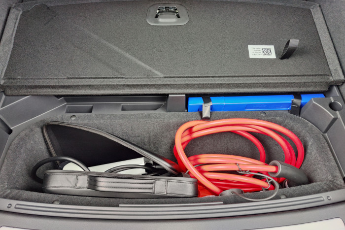 Unter der Kofferraumabdeckung befindet sich Stauraum für die Ladekabel.  (Foto: Friedhelm Greis/Golem.de)