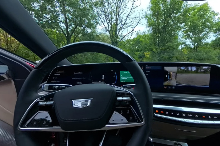 Der Innenraum wird dominiert von dem breiten Bildschirm.  (Foto: Friedhelm Greis/Golem.de)