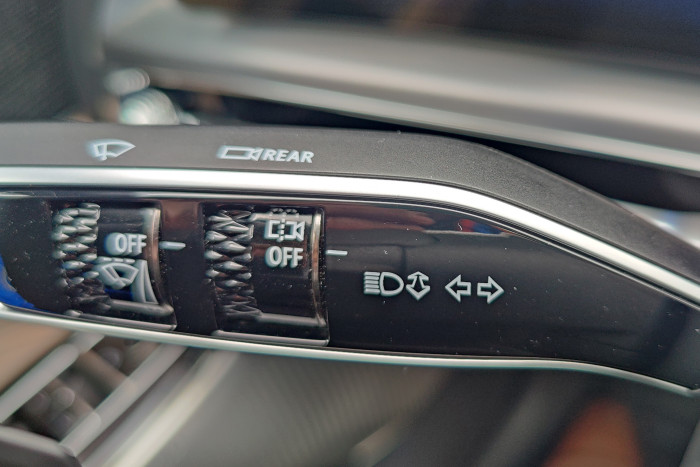 Es gibt aber noch viele haptische Bedienelemente, sogar einen Schalter für die Reinigung der Heckkamera.  (Foto: Friedhelm Greis/Golem.de)