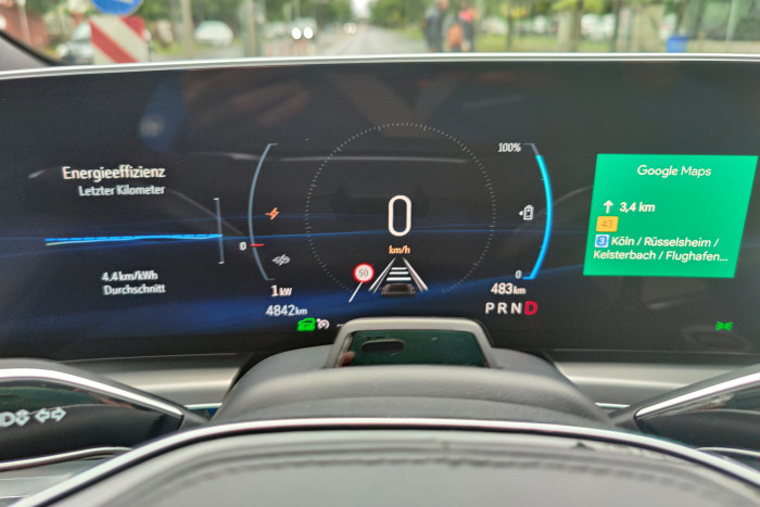 Das Fahrerdisplay ist groß und übersichtlich.  (Foto: Friedhelm Greis/Golem.de)