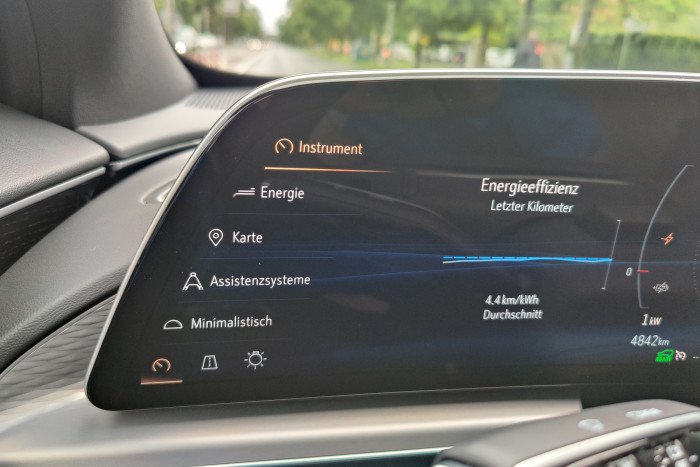 Über einen Touchscreen links lassen sich die Inhalte des Bildschirms verändern.  (Foto: Friedhelm Greis/Golem.de)