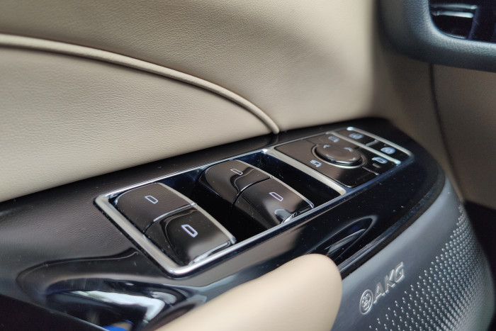 Viele Bedienelemente gibt es auch in der Tür.  (Foto: Friedhelm Greis/Golem.de)