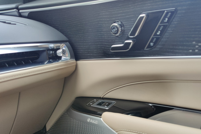 Über einen Knopf lässt sich die serienmäßige Massagefunktion aktivieren.  (Foto: Friedhelm Greis/Golem.de)