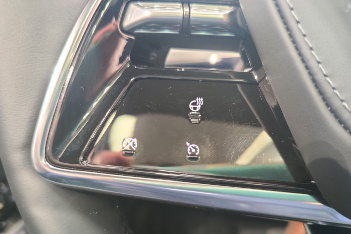 Der Abstandsregeltempomat wird über die linke Lenkradspeiche bedient. Super Cruise ist noch nicht verfügbar.  (Foto: Friedhelm Greis/Golem.de)