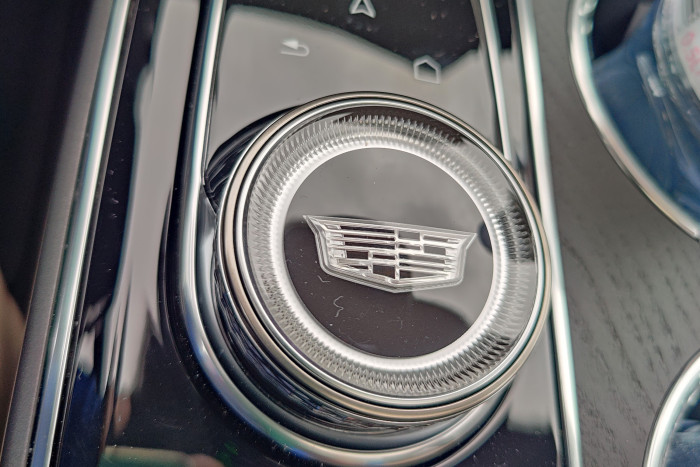 In der Mittelkonsole befindet sich ein zusätzlicher Drehdrücksteller für das Infotainment.  (Foto: Friedhelm Greis/Golem.de)