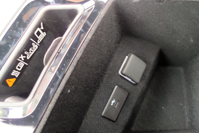 Das Smartphone lässt sich induktiv laden.  (Foto: Friedhelm Greis/Golem.de)