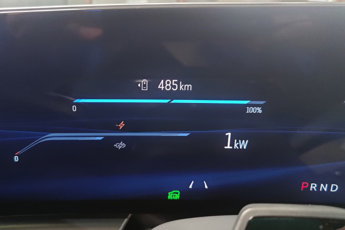 Die Reichweite nach WLTP liegt bei 530 km, das System gab bei vollem Akku 485 km an.  (Foto: Friedhelm Greis/Golem.de)