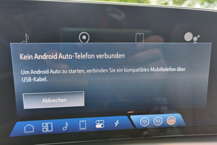 Das Smartphone lässt sich bislang nur per Kabel für Android Auto oder Apple Carplay einbinden.  (Foto: Friedhelm Greis/Golem.de)