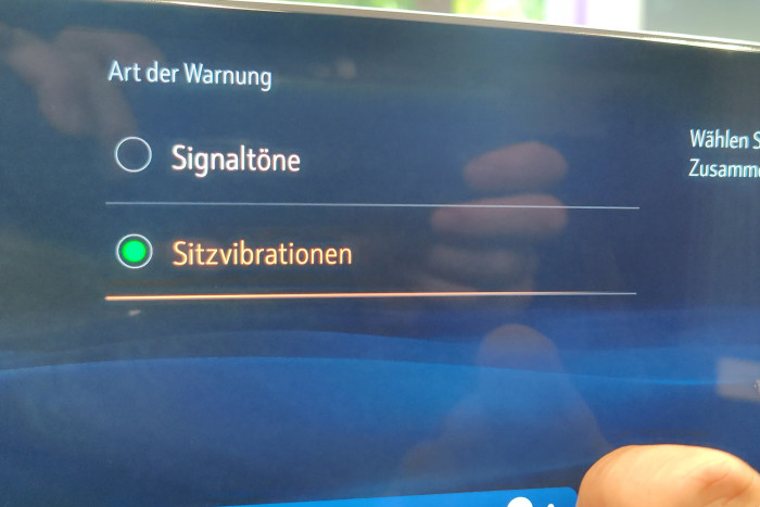 Statt nerviger Pieptöne ist auch eine Warnung per Sitzvibrationen möglich.  (Foto: Friedhelm Greis/Golem.de)