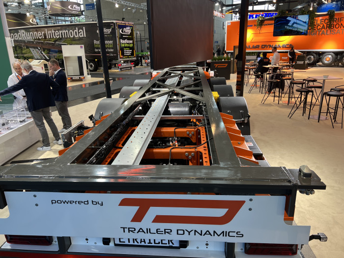 Vor und hinten den drei Achsen bieten die meisten Auflieger ausreichend Platz für Antrieb und Batterien. (Bild: Dirk Kunde)