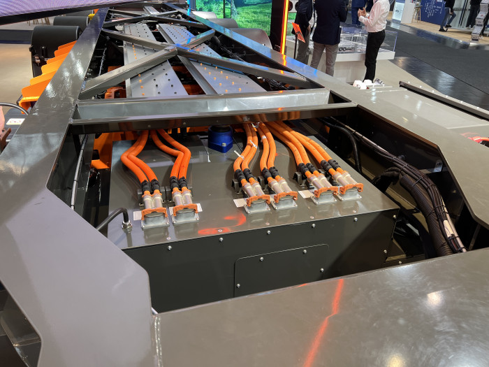 Hochvoltanschlüsse am Auflieger von Trailer Dynamics (Bild: Dirk Kunde)