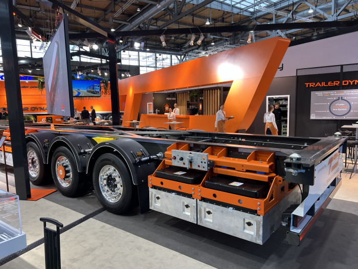 Die Batterie-Module werden unterhalb des Aufliegers montiert. (Bild: Dirk Kunde)