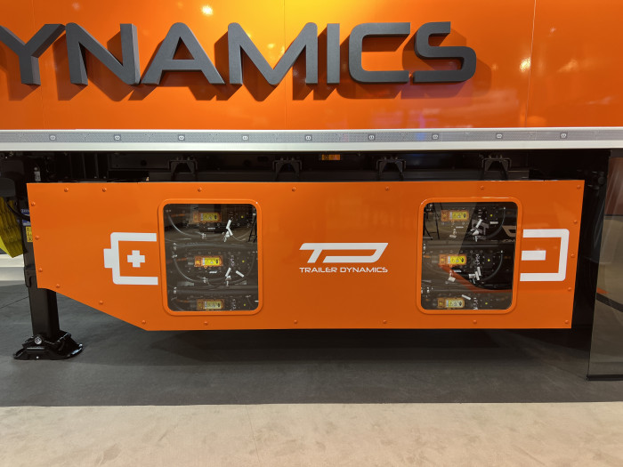 Blick auf die Batterie-Pakete unterhalb des Aufliegers (Bild: Dirk Kunde)