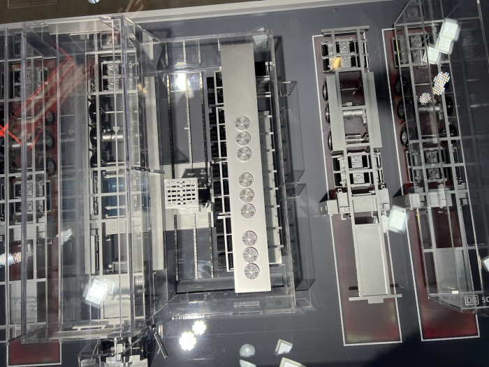 Blick von oben auf das Modell einer Batterie-Wechselstation für Auflieger. (Bild: Dirk Kunde)