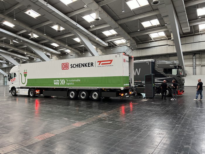 Der Auflieger mit E-Antrieb lädt an einer HPC-Ladesäule mit CCS-Stecker. (Bild: Dirk Kunde)