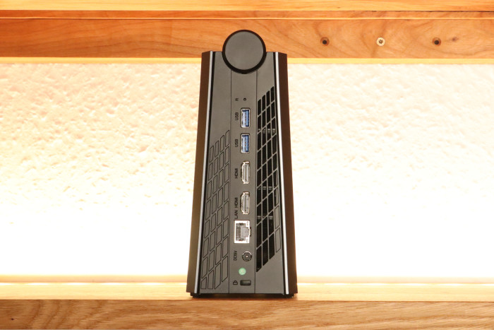 Auf der Rückseite befinden sich neben je zwei USB- und HDMI-Buchsen der Anschluss für Ethernet und Netzteil. Sogar einen Reset-Schalter gibt es. (Bild: Johannes Hiltscher/Golem.de)
