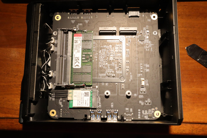 An das Mainboard gelangen wir nur mithilfe eines Hebelwerkzeugs. Neben fünf Schrauben wird es links, rechts und unten von je einer Plastiknase gehalten. (Bild: Johannes Hiltscher/Golem.de)