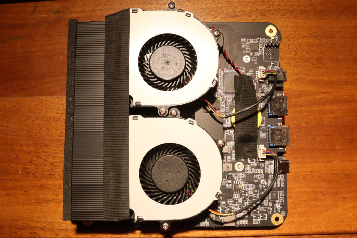 Die Lüfter sind recht massiv, zwei Heat Pipes führen die Wärme vom Prozessor zu den Kühllamellen. (Bild: Johannes Hiltscher/Golem.de)