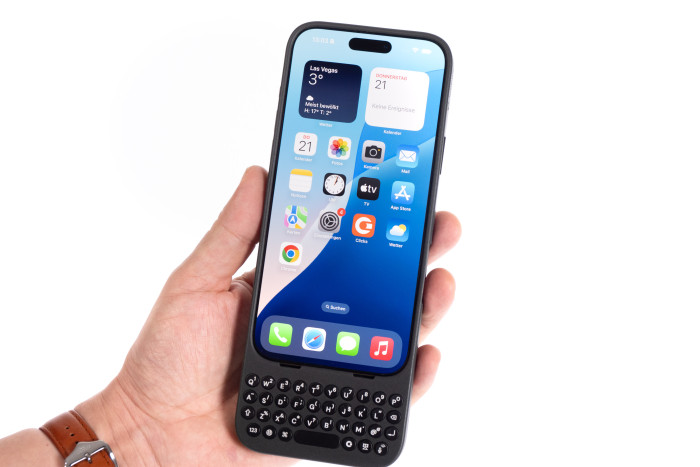 Die Clicks-Tastatur mit einem iPhone 16 Pro Max (Bild: Andrea Mauer/Golem.de)