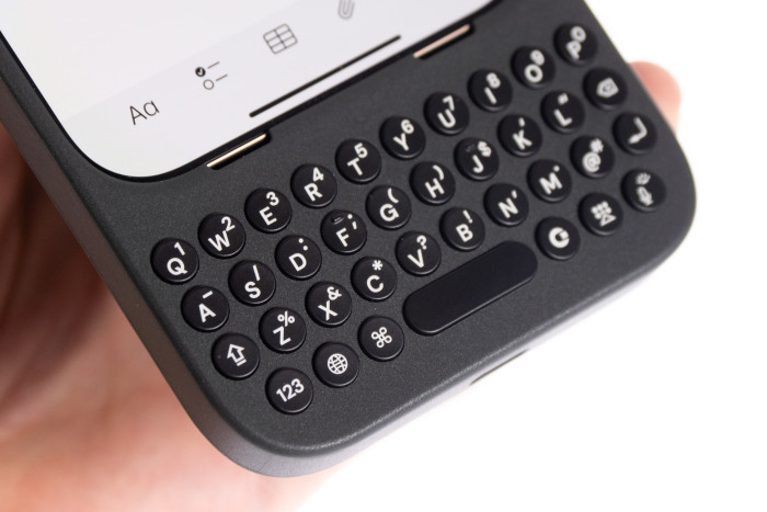 Die Clicks-Tasten sind jeweils zu den Seiten etwas angeschrägt. (Bild: Andrea Mauer/Golem.de)