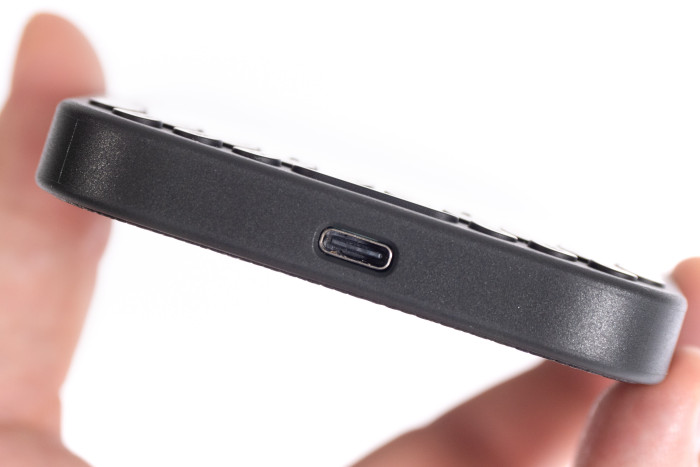 Über den USB-C-Anschluss kann das iPhone in der Clicks-Hülle geladen werden. (Bild: Andrea Mauer/Golem.de)