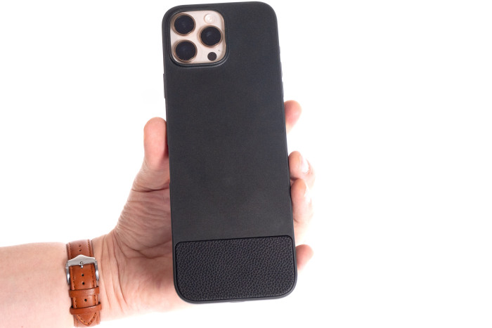 Das iPhone 16 Pro Max und die Clicks-Hülle sind etwas kopflastig. (Bild: Andrea Mauer/Golem.de)