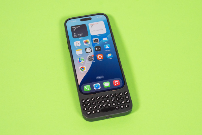 Die Clicks-Hülle mit einem iPhone 16 Pro Max (Bild: Andrea Mauer/Golem.de)