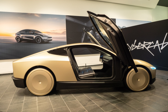 Auffällig am Cybercab sind die Flügeltüren. (Foto: Martin Wolf)