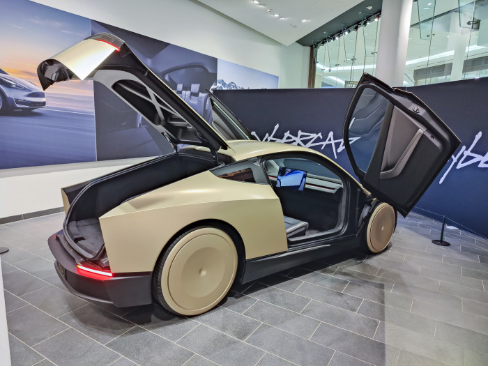 Die große Heckklappe erinnert an das Model Y. (Foto: Martin Wolf)