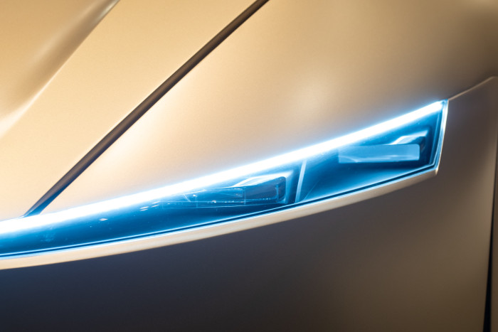 Die Scheinwerfer sind sehr schmal. (Foto: Martin Wolf)