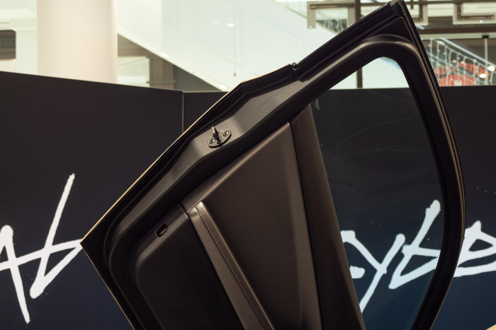 Die geöffneten Flügeltüren stehen vom Fahrzeug ab. (Foto: Martin Wolf)