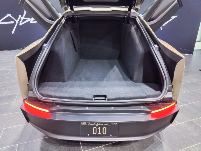 Der Kofferraum ist tief, aber schmal. (Foto: Martin Wolf) 