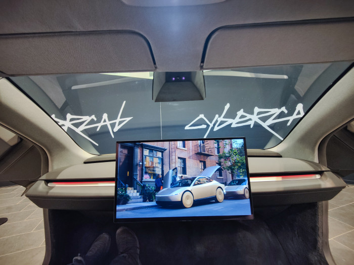 Der Innenraum ist für zwei Personen und spartanisch.  (Foto: Martin Wolf)