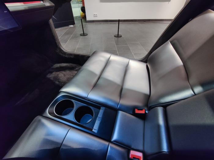 In der Mittelkonsole gibt es nur Getränkehalter und zwei Schalter. (Foto: Martin Wolf)