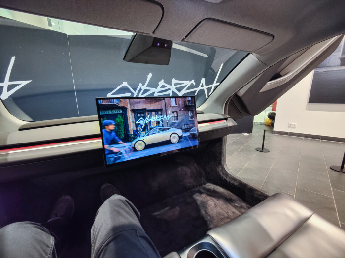 Der Zentralbildschirm ist größer als bei normalen Teslas. (Foto: Martin Wolf)