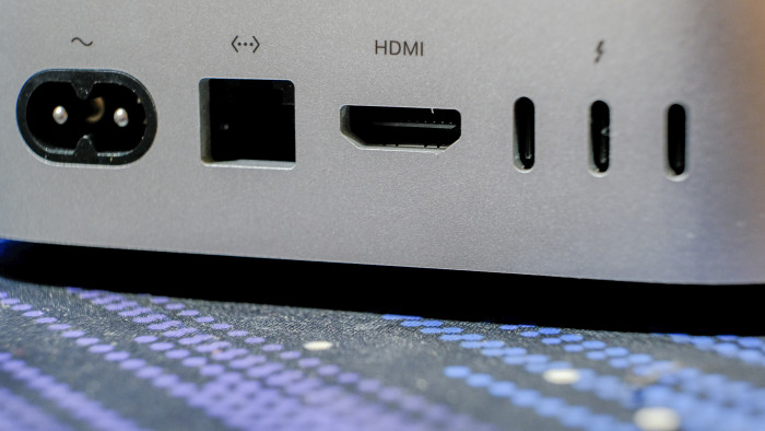 Nur einer der hinteren USB-C-Ports unterstützt Thunderbolt 5. (Bild. Oliver Nickel/Golem.de)