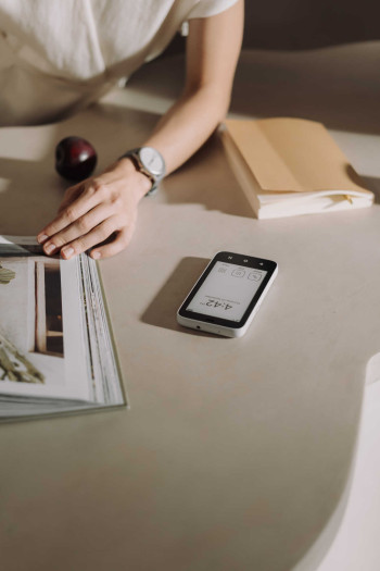 Das Mudita Kompakt hat ein 4,3 Zoll großes E-Ink-Display. (Bild: Mudita)