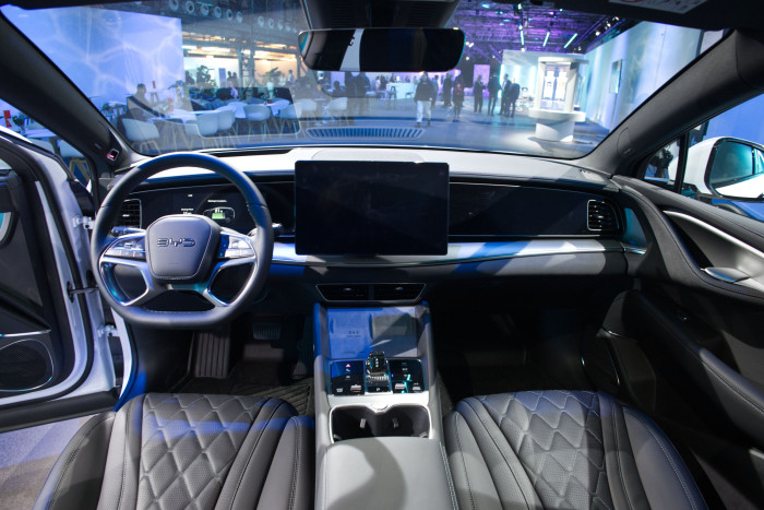 Blick ins Cockpit: Der große Bildschirm ist drehbar. (Bild: Werner Pluta/Golem.de)