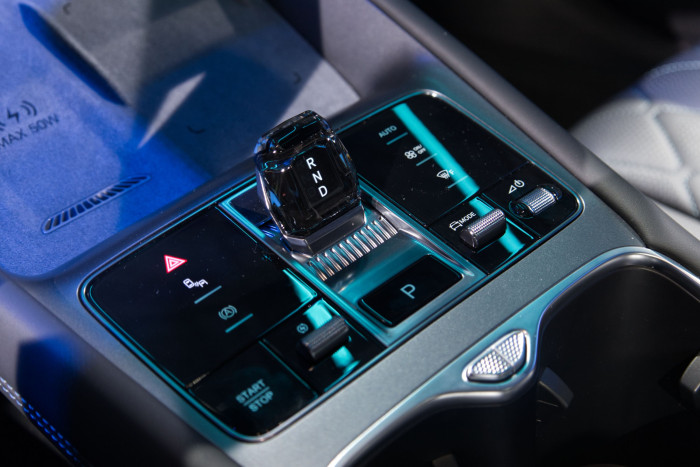 BYD setzt nicht nur auf den Touchscreen, sondern verbaut auch physische Bedienelemente. (Bild: Werner Pluta/Golem.de)