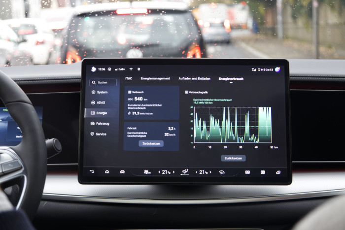 Der Verbrauch auf der Testfahrt lag bei knapp 20 kWh/100 km (rechts). (Bild: Werner Pluta/Golem.de)