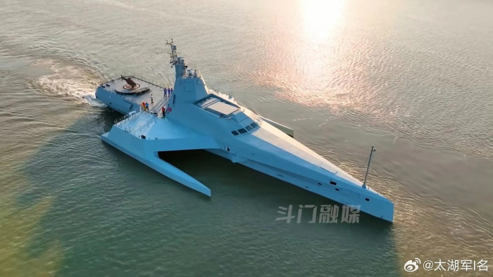 Eines der aktuellsten Fotos des chinesischen Trimaran-Oberflächenfahrzeug (credits: TWZ, chinesisches Internet).