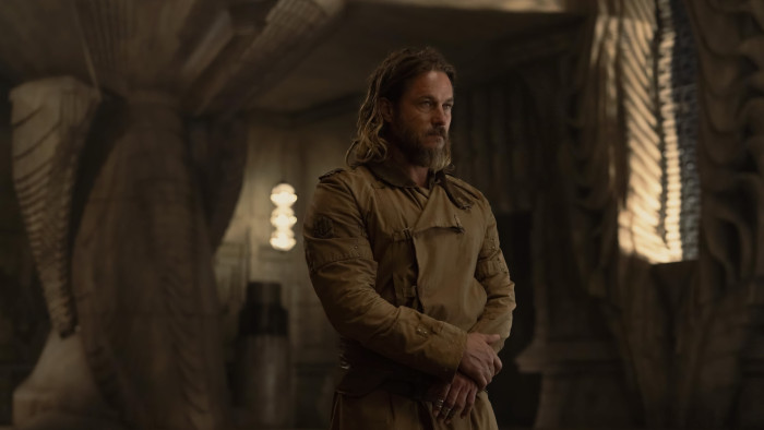 Travis Fimmel spielt den mysteriösen Fremden Desmond Hart. (Bild: Warner Bros. & HBO)