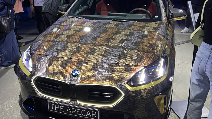 Bored Ape-Fans können einen BMW M2 mit besonderer Folierung bestellen: Stilisierte Affen zieren die gesamte Karosserie. (Bild: BMW)