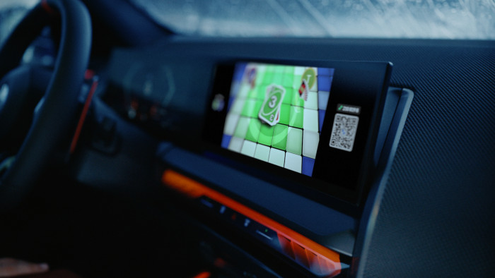 Der nächste Mitspieler kann mit einer grünen Karte oder einer 3 bei Uno bedienen. (Bild: BMW)